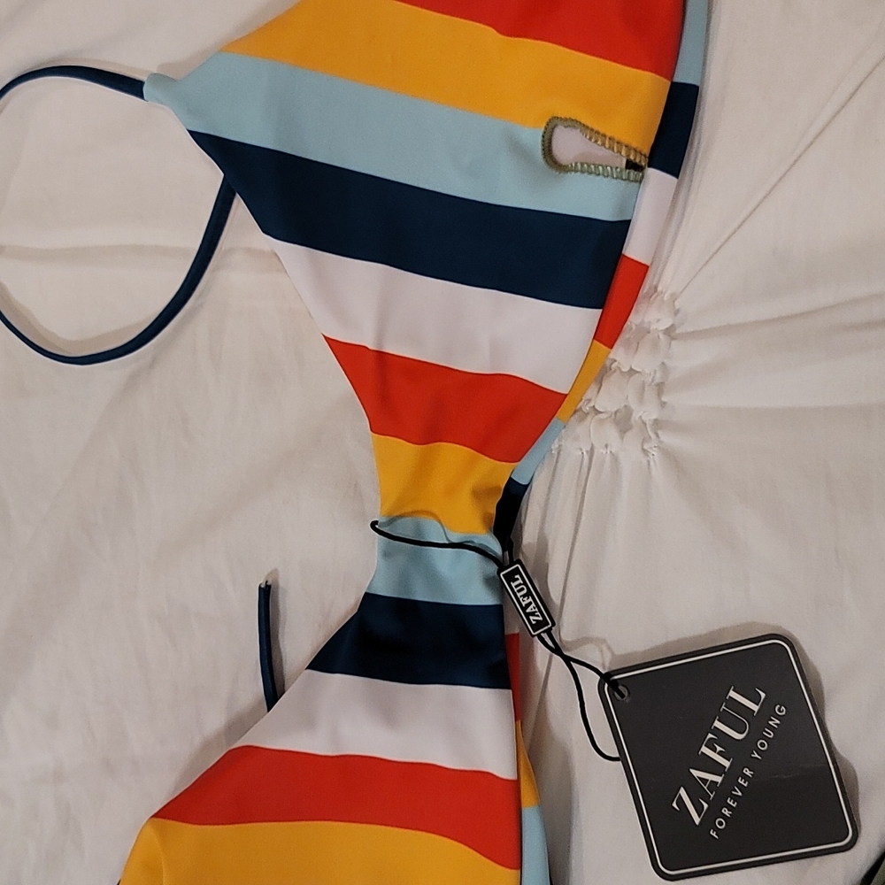 Bikinis - Picture 2 of 5